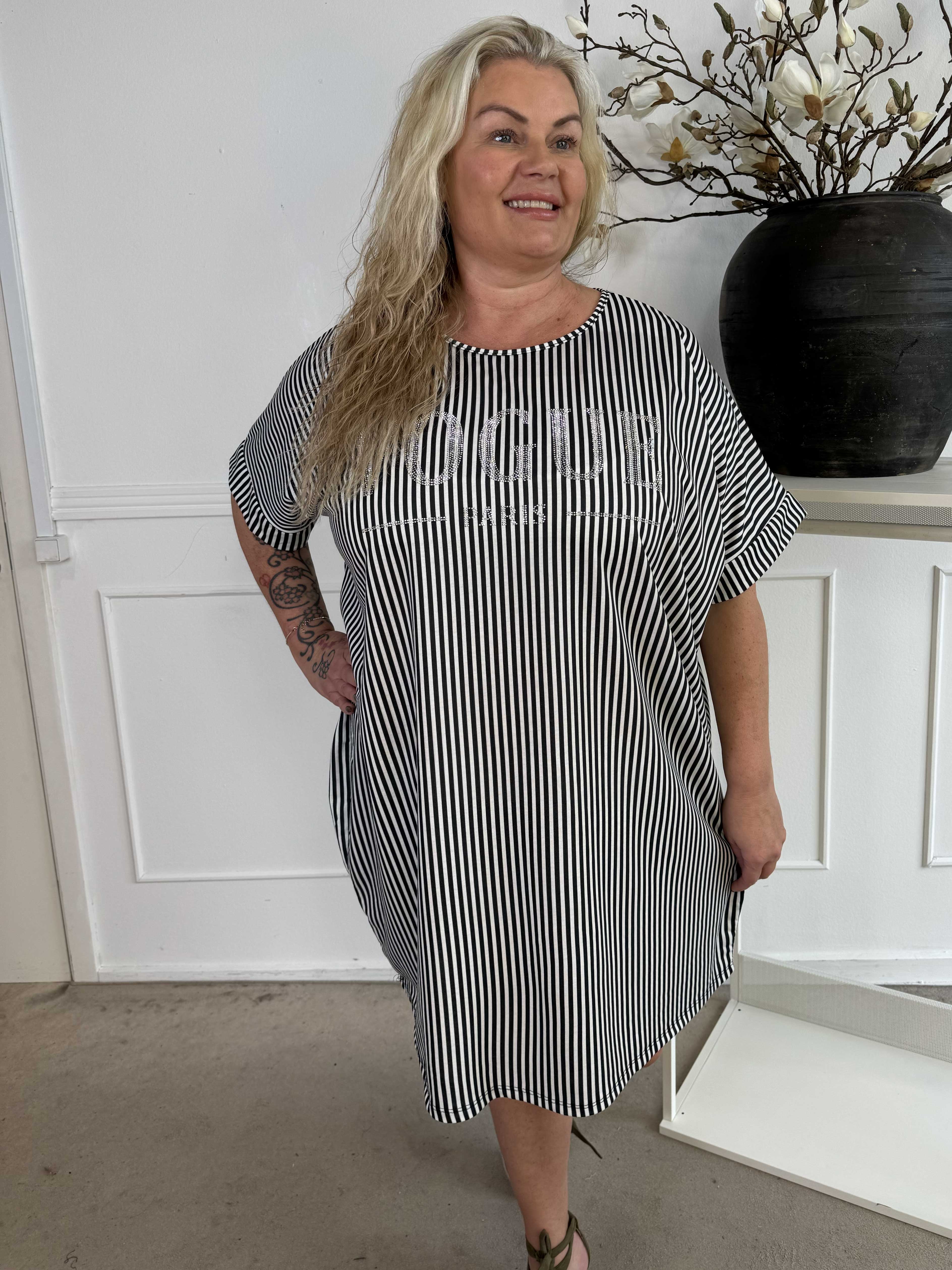 Mintu Stripe Dress - Plus size randig klänning i bomull med similisten